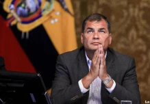 Suben críticas al proceso por la reelección de Correa
