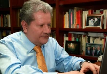 Violencia de Colombia se reconvierte y trasciende a Ecuador, dice historiador