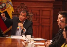 Correa dice que podría presentar su candidatura a la Presidencia en octubre


