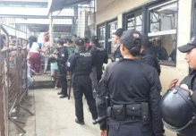 Dos reos asesinados en plena emergencia carcelaria en Ecuador