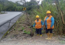 Familias kichwas trabajan en el mantenimiento vial en Pastaza