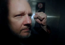 Comisión quiere llevar a la Fiscalía la investigación del caso Assange