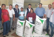 28 familias de Yantzaza se benefician con urea a mitad del precio comercial
