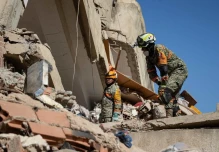 Venezuela eleva a 1.719 los fallecidos por los terremotos mientras continúan las labores de rescate
