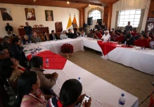 Gobierno e indígenas inician diálogo para poner fin a protestas