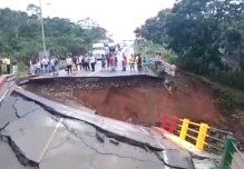 Colapso de puente incomunica a las provincias de Zamora Chinchipe y Morona Santiago