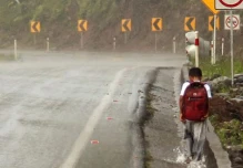 130 niños shuar hacen largas caminatas para ir a la escuela