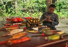 Byron Andi talla la fauna del Yasuní en balsa