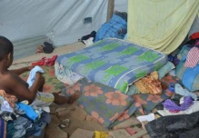 En Pedernales aún viven en carpas