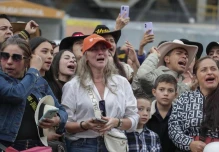 Miles de personas se reúnen en Bogotá para despedir a Yeison Jiménez