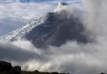 El Cotopaxi lanzó una doble columna de gases y ceniza