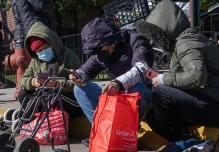 Nueva York ofrece vuelos gratuitos a inmigrantes que quieran abandonar la ciudad