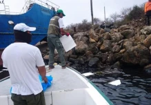 Galápagos, en emergencia por derrame de combustible al hundirse barcaza