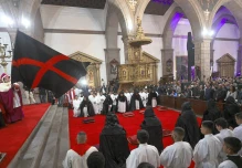 El Arrastre de Caudas, antiguo rito de Semana Santa, se sigue representando solo en Quito