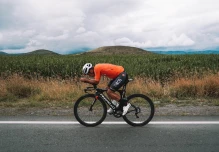 Richard Carapaz entrena técnicas de velocidad en Carchi