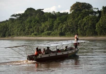 Zarpó la primera canoa de indígenas amazónicos potenciada con energía solar
