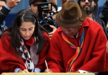Luisa González firmó pacto con Pachakutik 