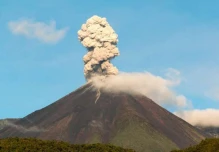 El volcán Reventador tuvo mucha actividad durante el feriado