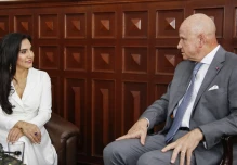 La transición siguió con la primera reunión de vicepresidentes