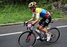 Carapaz sufrió una caída en la primera etapa y acabó su sueño en el Tour