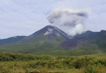 El Geofísico reporta incandescencia en la cumbre de volcán Reventador