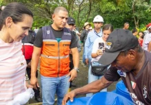 El Gobierno intenta mitigar los efectos del derrame en Esmeraldas 