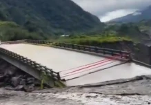 Napo: El puente sobre el río Loco colapsó