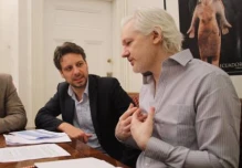 Canciller Guillaume Long visita a Julian Assange en su sede de refugio