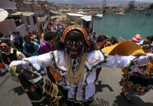 La 'Mama Negra' rebosa color, algarabía y devoción