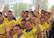 La delegación que irá a las Olimpiadas Especiales recibió la bandera nacional