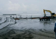 Dos hectáreas de la playa de Esmeraldas intervenidas por contaminación de crudo