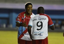 Ronaldinho deleitó con su fútbol en Manta