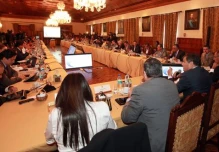 Crudo y Oxy empujan a revisión del presupuesto