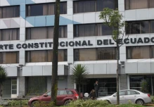 El riesgo país se recupera por la esperanza de que la Corte Constitucional detenga el juicio político a Lasso. 