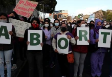 Ecuador, un año en el frustrante laberinto de la ley del aborto por violación