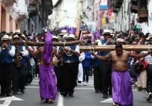 La procesión del Viernes Santo muestra a ecuatorianos en su viacrucis