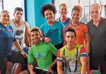 Alexei Ignatov trabaja con Neisi Dajomes y el equipo femenino de pesas