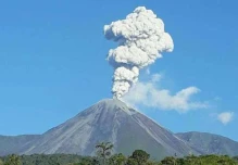 El volcán Reventador emite columnas de gas de más de mil metros
