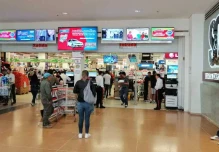 Dólar alto en Colombia atrae a ecuatorianos, para compras
