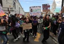 Mujeres marcharon en Ecuador contra la violencia