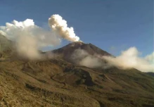 Reventador emite ceniza y bloques incandescentes