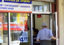 Las remesas caen al menos 8,6% en Ecuador