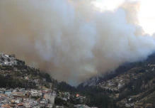 Varios incendios simultáneos acorralan a Quito