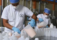 16 productores de Yacuambi elaboran su propio yogur 