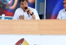 Correa anuncia guerra en Twitter