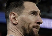 Messi vive un momento insólito ante Independiente del Valle: hinchas irrumpen y lo derriban