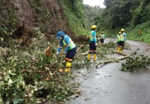 Los trabajos de limpieza continúan en la vía Riobamba-Macas