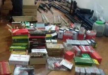 Miembros de la Fiscalía encuentran armas en allanamiento relacionado con caso de enriquecimiento ilícito