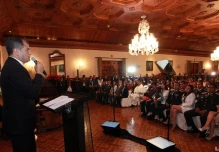 Correa llama a los soldados ‘a combatir por la Patria’