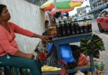 Mujeres amazónicas extraen partes de las bondades de la selva